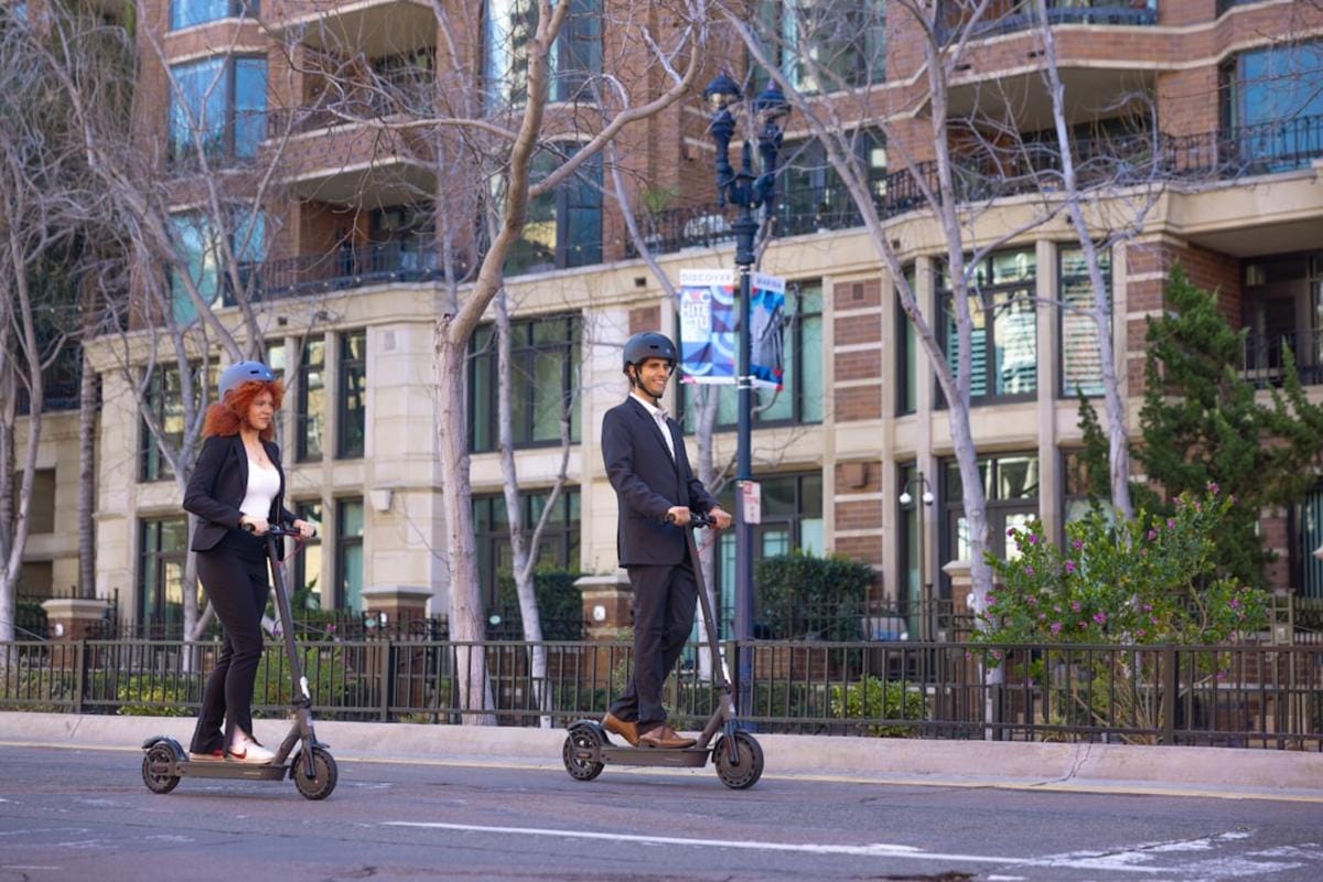 Türkiye’de şehirlerde elektrikli scooter kullanan insanlar, yoğun trafikte pratik kullanım sağlıyor