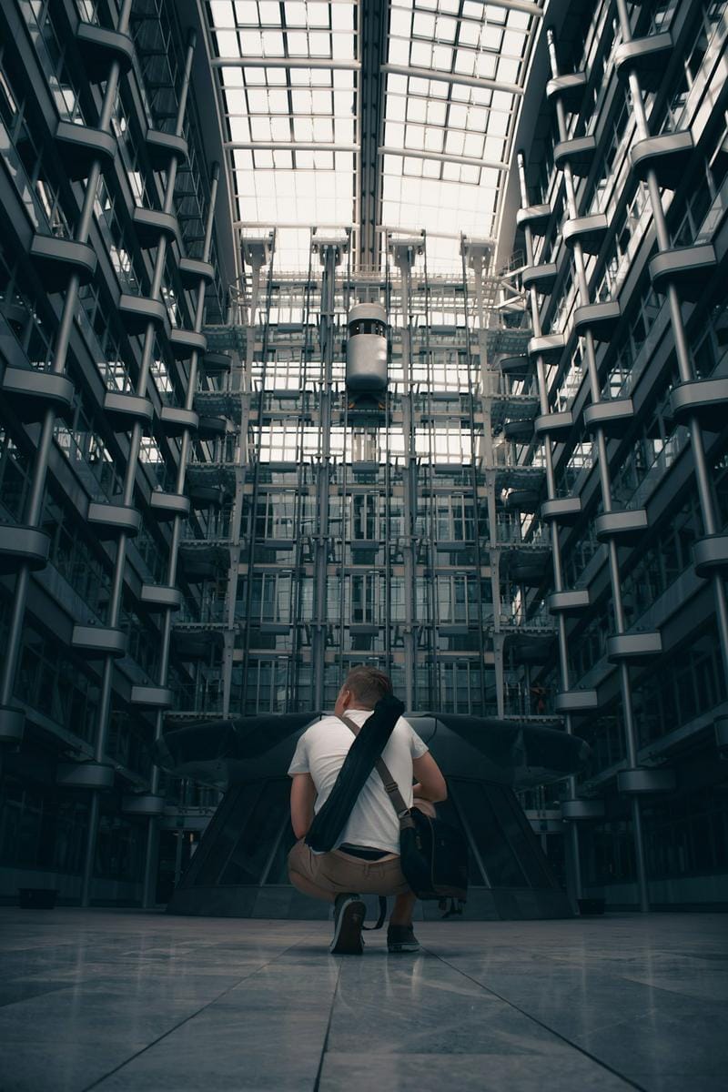 Yüksek teknolojili elektrikli scooterların sergilendiği modern bir şehir sokak görüntüsü