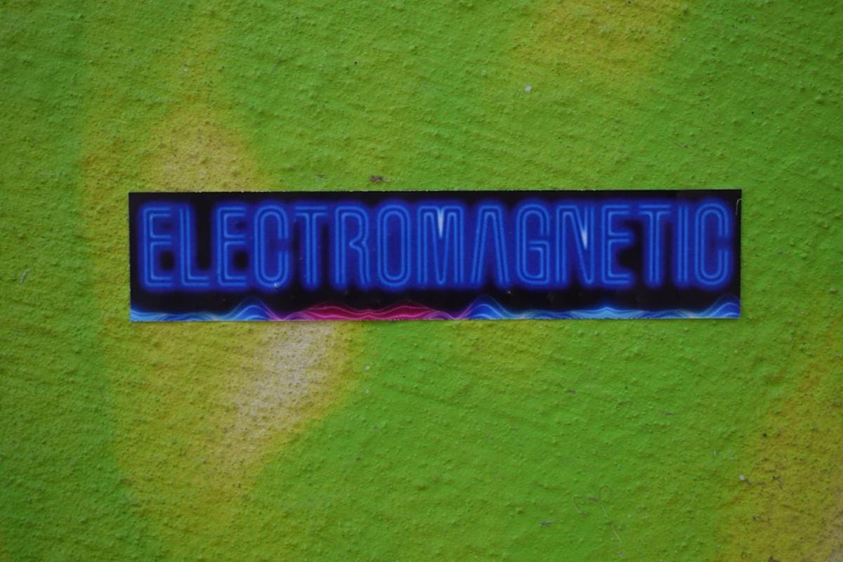 En popüler yeni elektrikli scooter modelleri ve teknolojik yenilikleri gösteren ürün görselleri