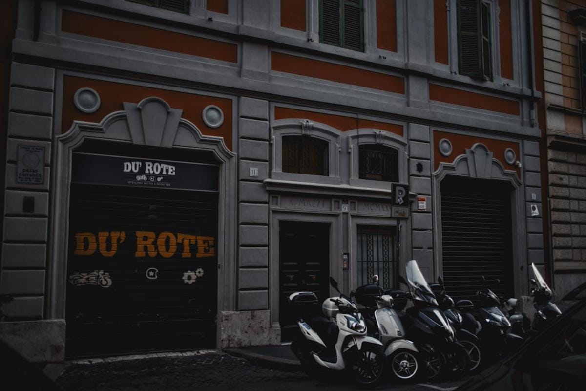 scooter bakımı Düzenli scooter bakımı yapılırken gösterilen detaylı bakım işlemi