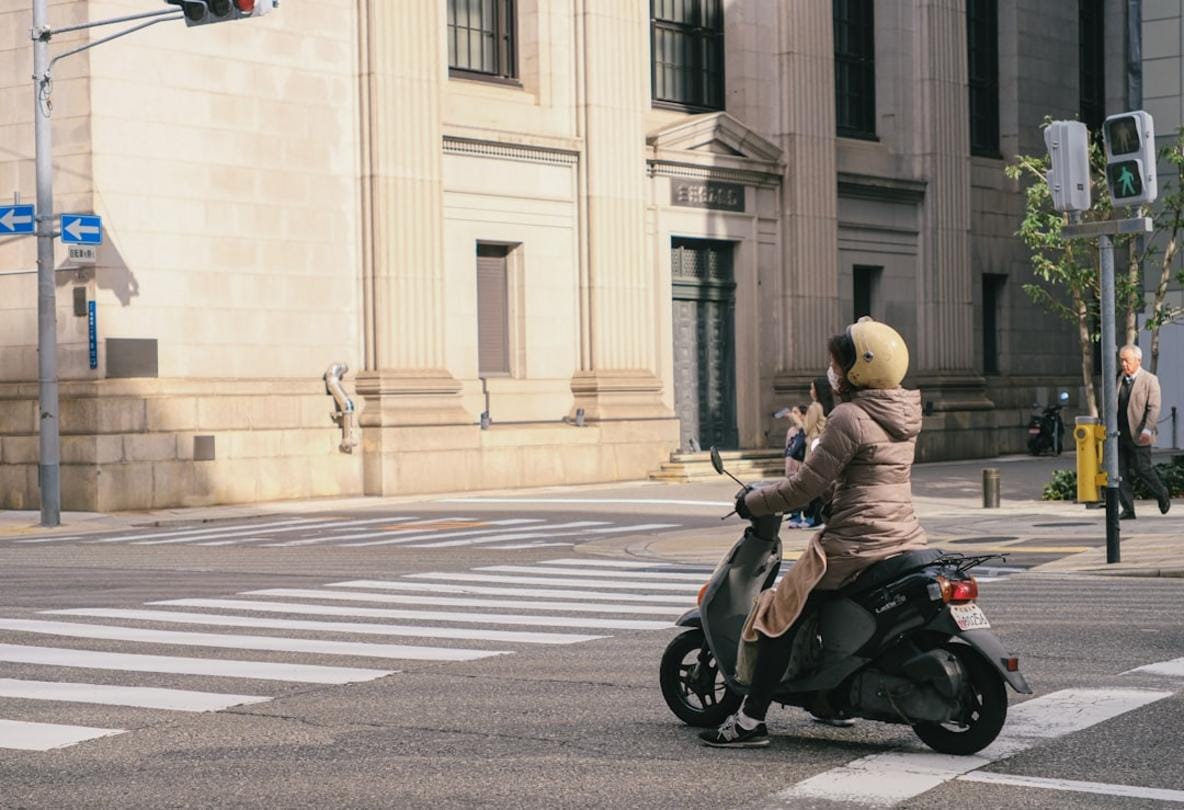 scooter güvenliği Güvenlik ekipmanı kullanan scooter sürücüsü detaylı görüntüsü