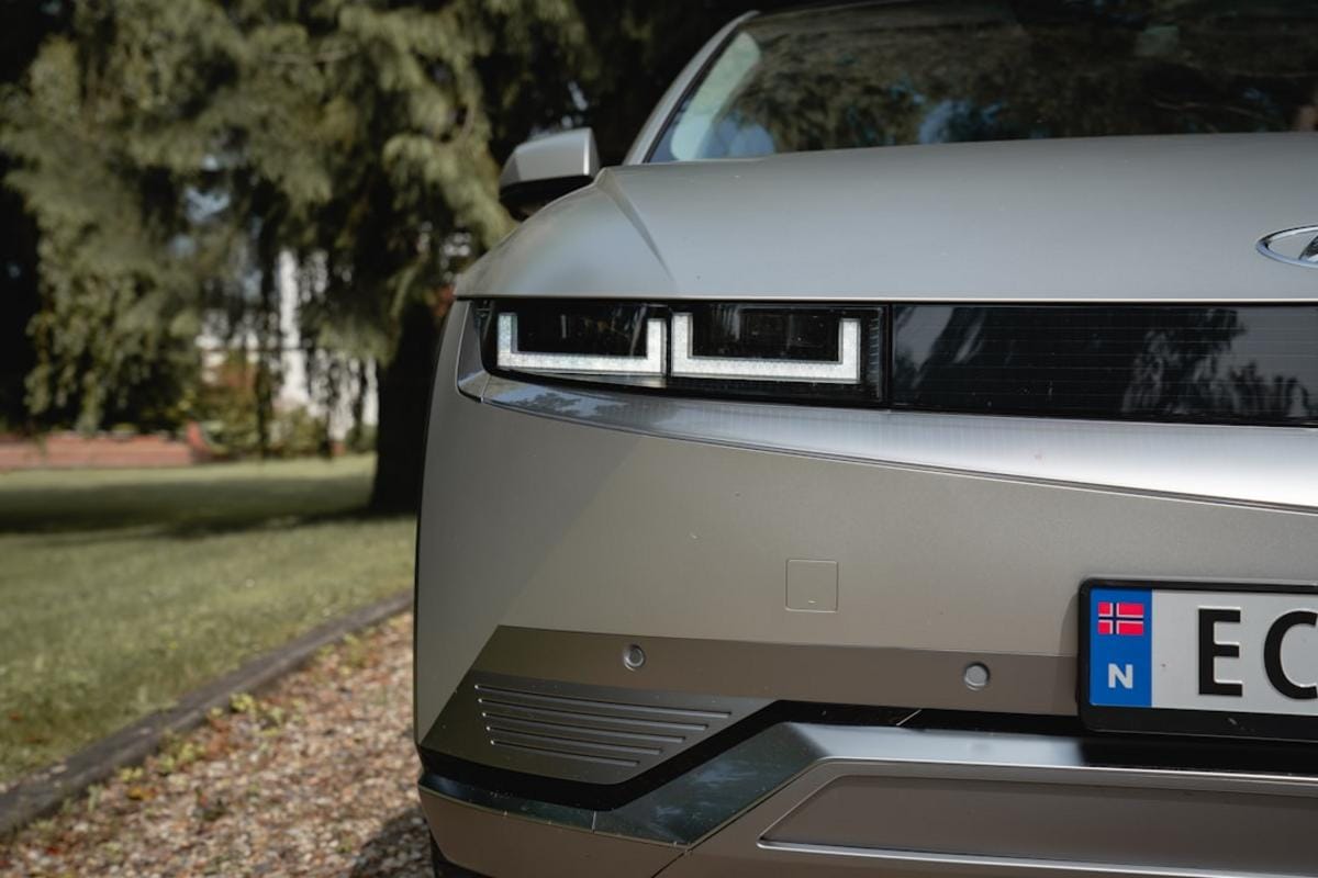 Yüksek teknolojili üretim hatları ve yenilikçi otomotiv parçalarıyla donatılmış modern fabrika ortamı, çalışanların yoğun faaliyetleri ve ileri teknolojili üretim araçlarının yer aldığı bir görsel