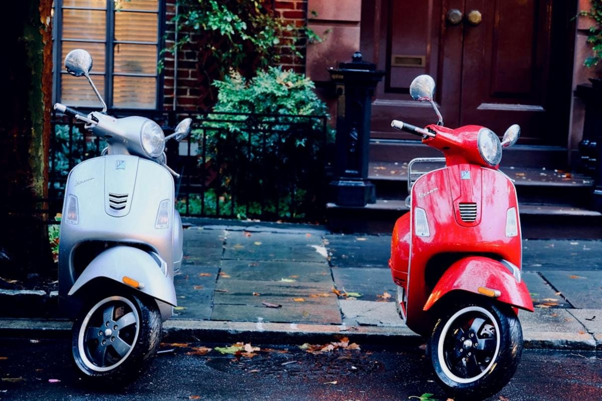 scooter fiyat analizi Farklı fiyat ve güvenlik özelliklerine sahip scooter modellerinin karşılaştırmasını gösteren grafik veya tablo