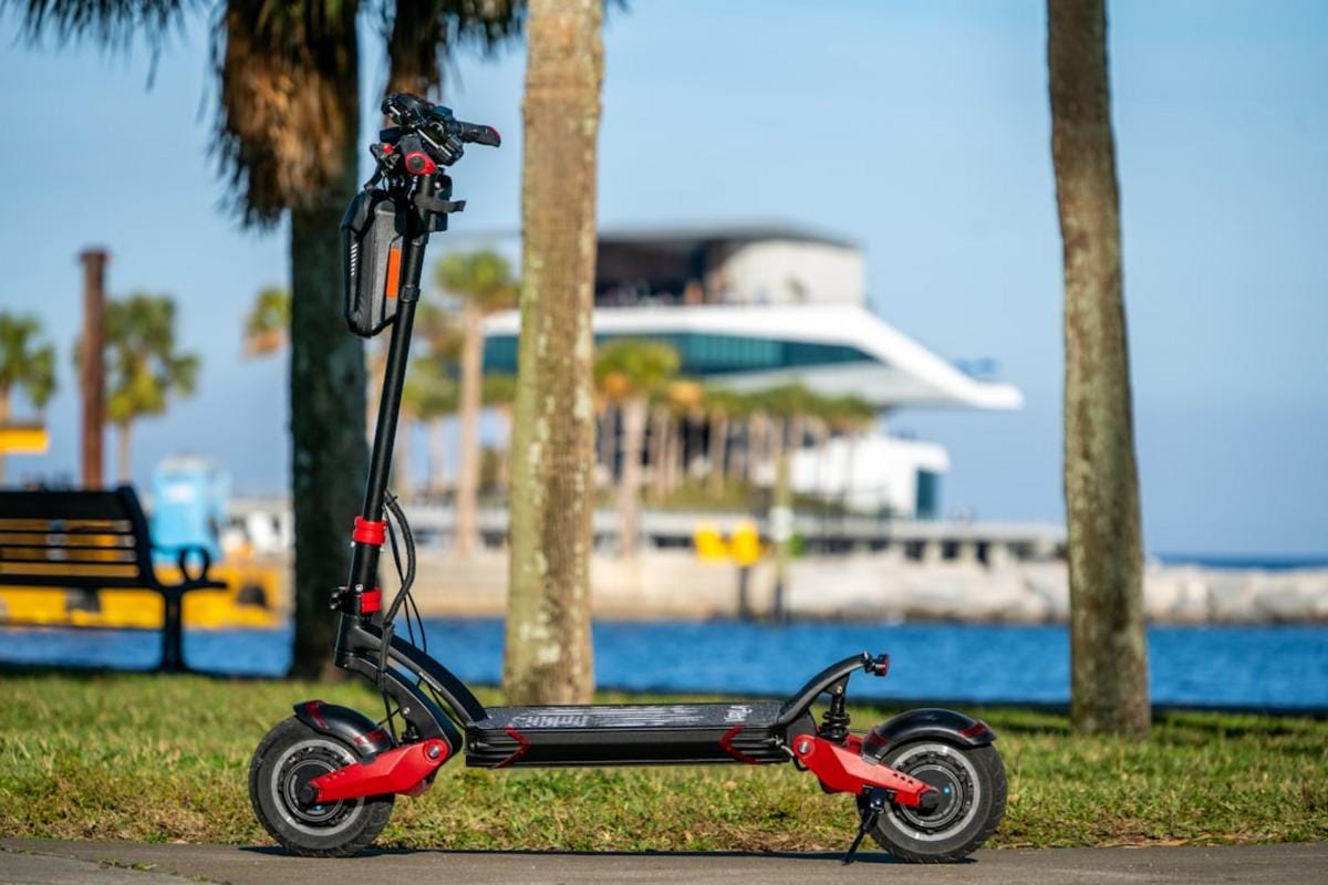 Türk şehirlerinde elektrikli scooter kullanımını gösteren trafik ve kullanıcı görseli.