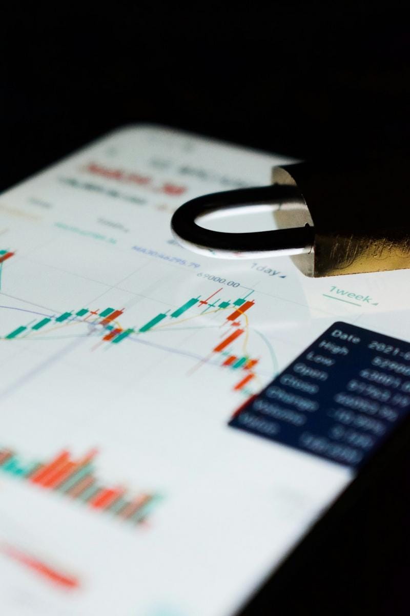 Yatırımcıların farklı analist raporlarını incelediği ve karar süreçlerine yön verdiği bir görsel