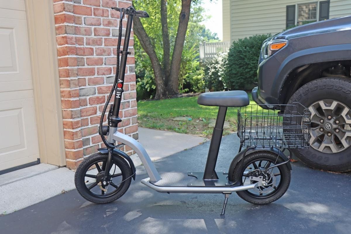 Gelişmiş elektrikli scooter modelleri ve şehir içi kullanımı gösteren modern görüntüler