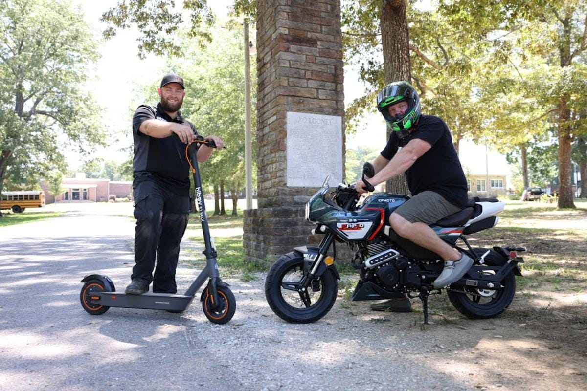 Farklı scooter modellerini karşılaştıran ve detaylı teknik özellikleri gösteren bir fiyat listesi