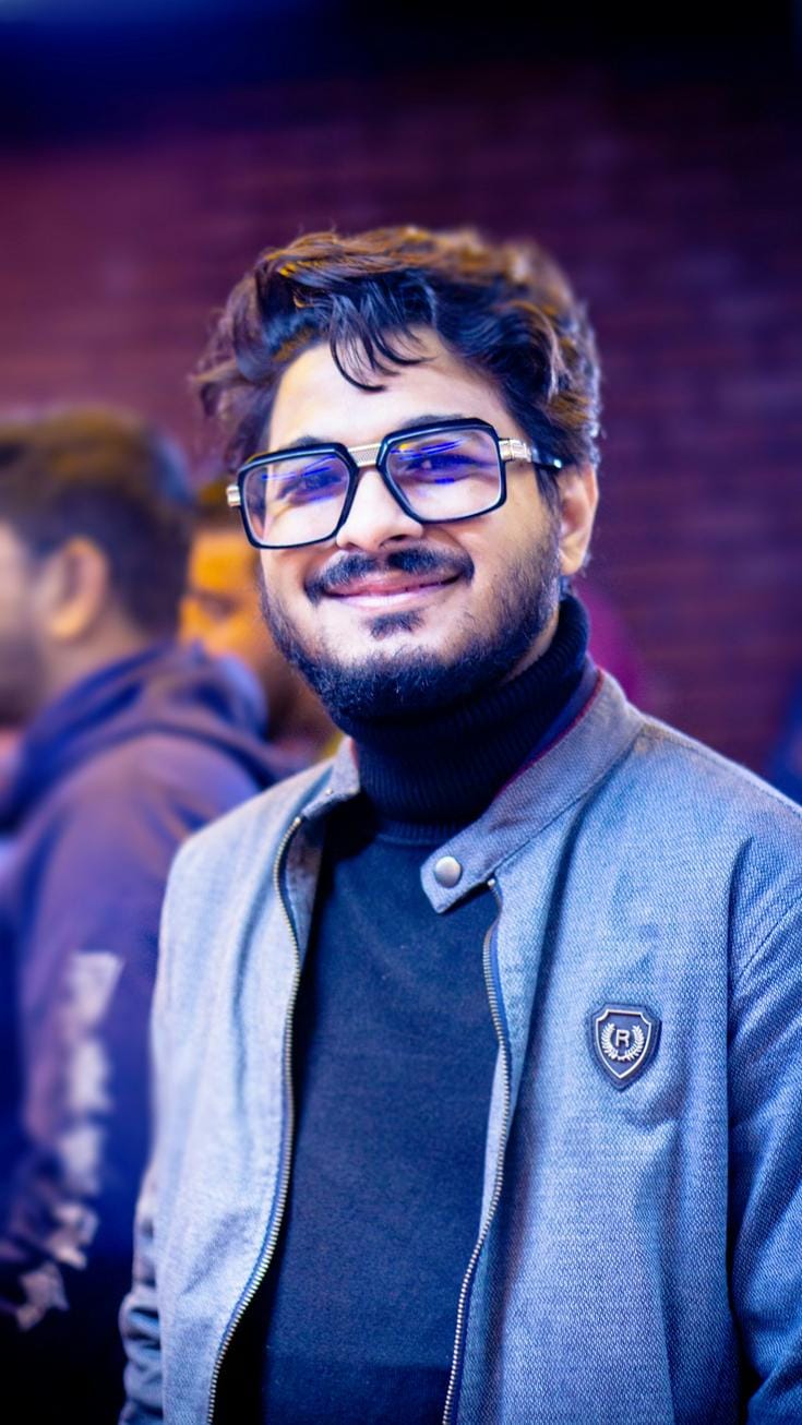 bir teknoloji ve otomobil tasarım şirketinin gelecek vizyonunu temsil eden modern laboratuvar ve tasarım ortamı görseli