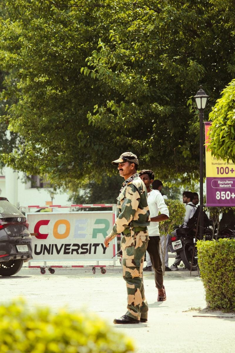 Güvenlik önlemleri alınmış modern bir okul yapısı