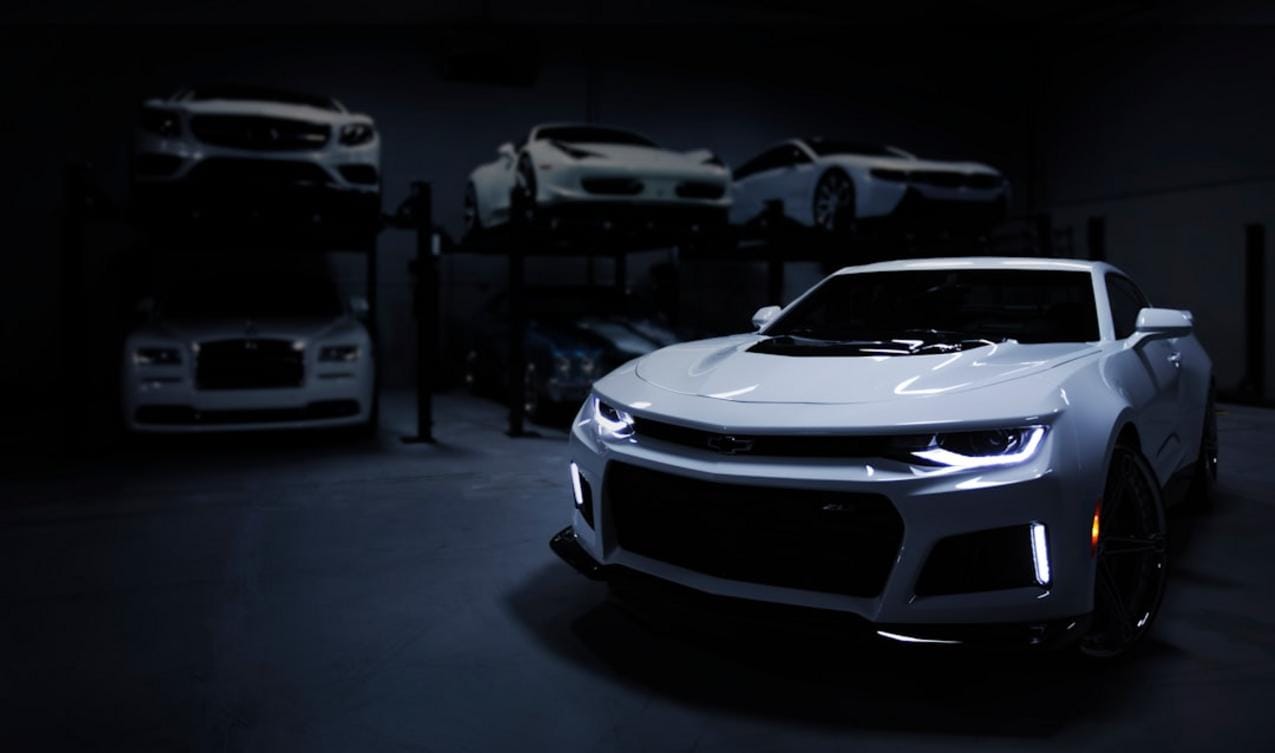 O’Reilly Automotive hisselerine ilişkin analist fiyat hedefleri ve performans grafiklerini gösteren görsel
