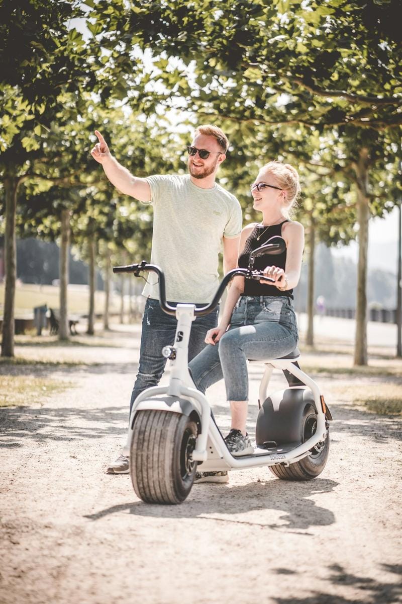 scooter teknolojileri Bir elektrikli scooter üretim hattında, yeni teknolojik modellere odaklanan mühendisler ve tasarımcılar