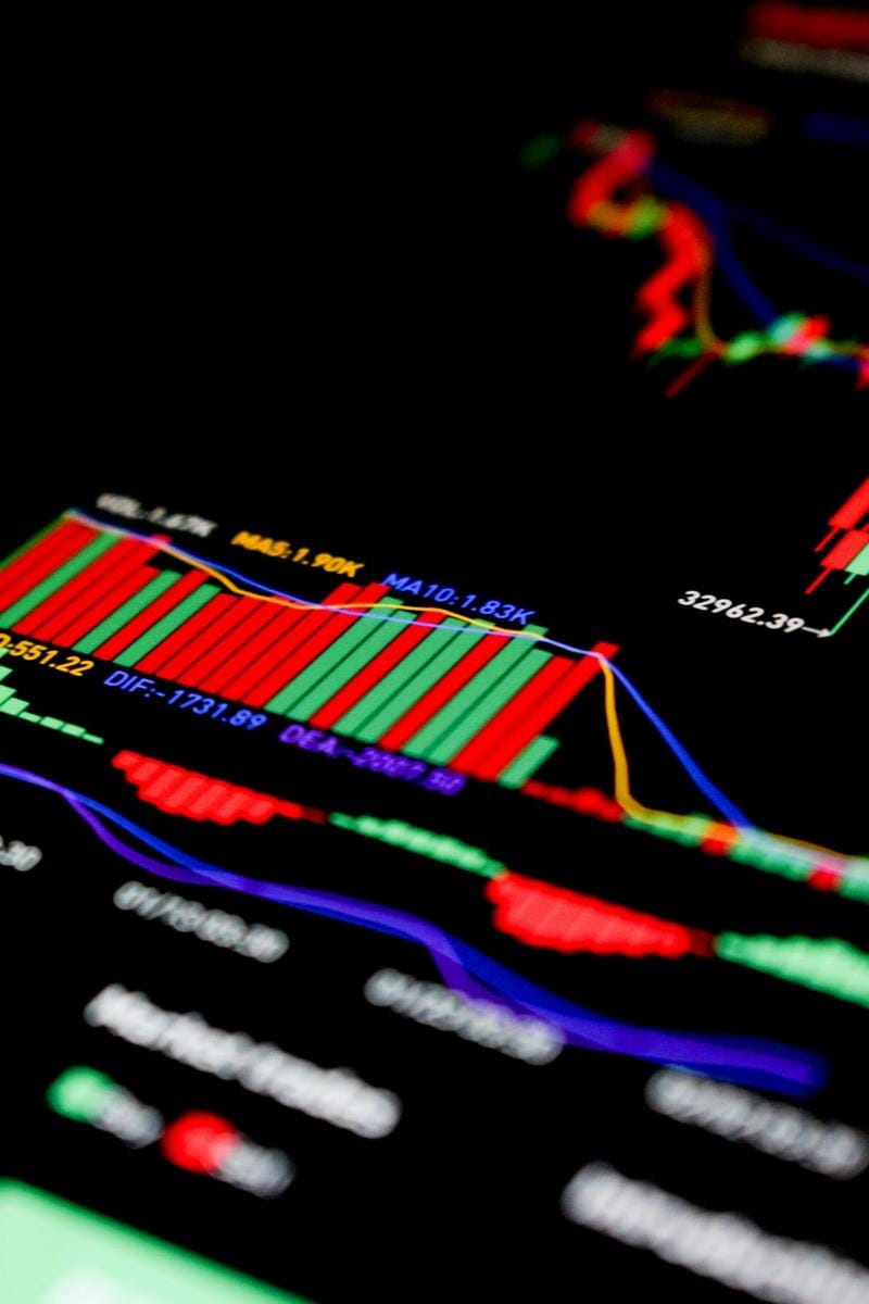 otomotiv sektörü analizi financial analyst reviewing stock charts with Penske Automotive logo