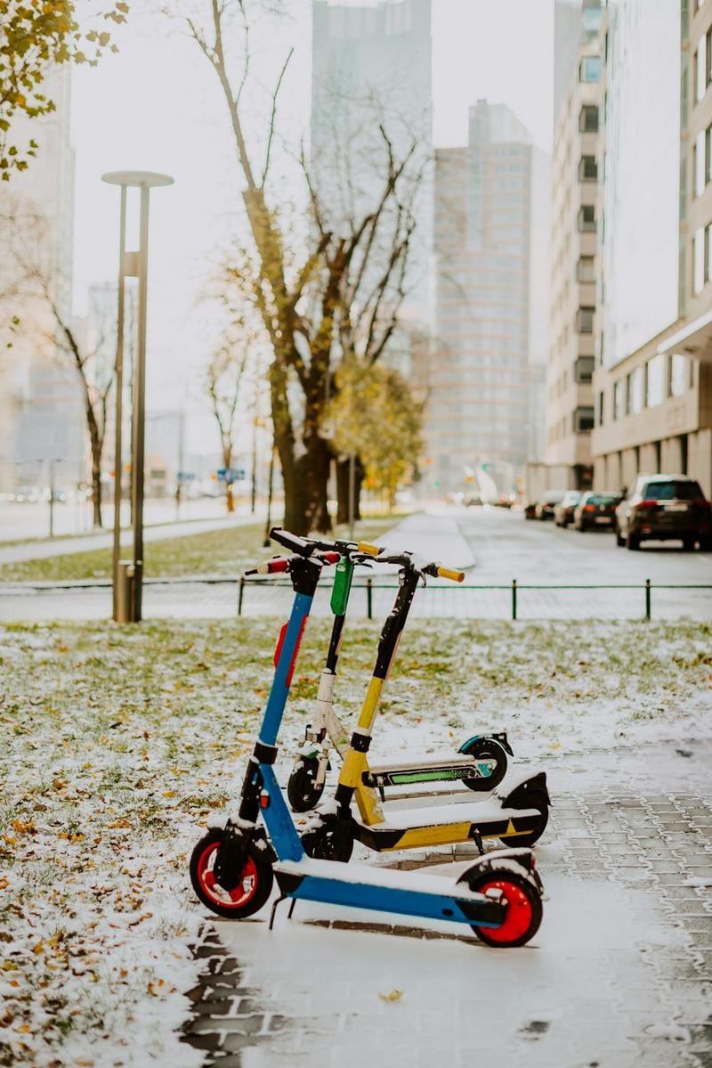 scooter modelleri, elektrikli scooter Modern elektrikli scooterların çeşitli modellerinin yan yana sergilendiği bir görsel