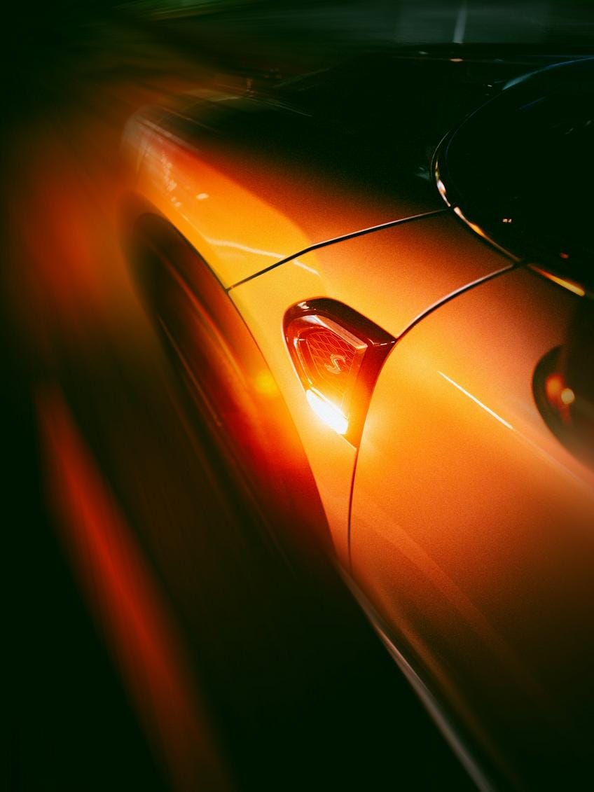 otomotiv satışları ve servisler auto dealership with busy service area and sales environment