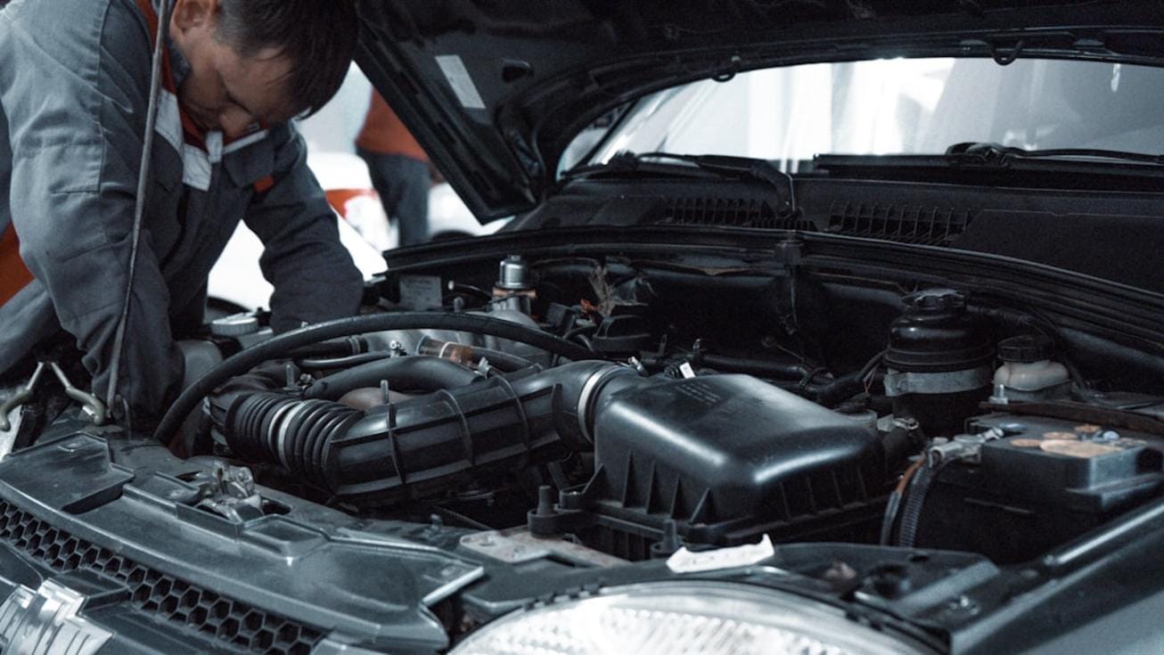 Bir otomobil içi ekran sisteminde Android Auto ve Android Automotive kullanımlarını gösteren bir görsel