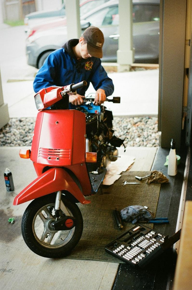 Scooter bakımını gösteren, detaylı bakım ve tamir işlemlerinin anlatıldığı görsel