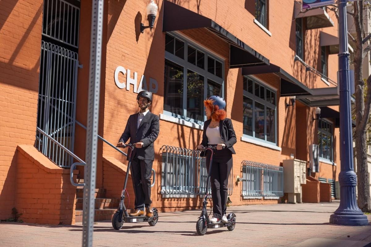 Türkiye’de kent içinde kullanılan modern elektrikli scooterlar ve kullanıcılar